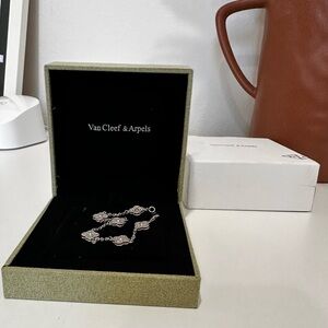 Alhambra 6 Motif White Gold with Diamonds Bracelet